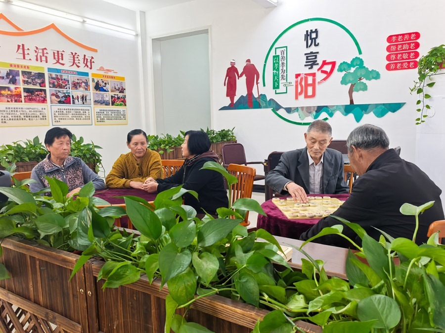 圖為湖北省咸寧市嘉魚縣潘家灣鎮(zhèn)四邑村養(yǎng)老服務驛站一角（2024年11月5日攝）。新華社記者 肖藝九 攝