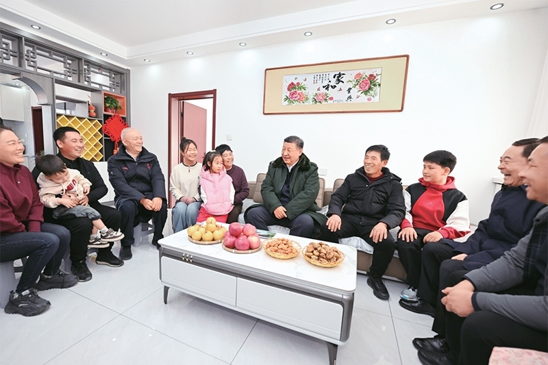 2025年1月22日至24日，中共中央總書記、國家主席、中央軍委主席習(xí)近平冒著嚴(yán)寒來到遼寧，看望慰問基層干部群眾。這是22日下午，習(xí)近平在葫蘆島市綏中縣明水滿族鄉(xiāng)祝家溝村考察時(shí)，同村民王寶維一家圍坐一起拉家常。 新華社記者 謝環(huán)馳/攝