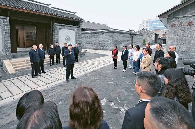 2024年10月17日至18日，中共中央總書記、國家主席、中央軍委主席習(xí)近平在安徽考察。這是17日下午，習(xí)近平在安慶桐城市六尺巷考察時(shí)，同當(dāng)?shù)鼐用窈陀慰陀H切交流。 新華社記者 申宏/攝