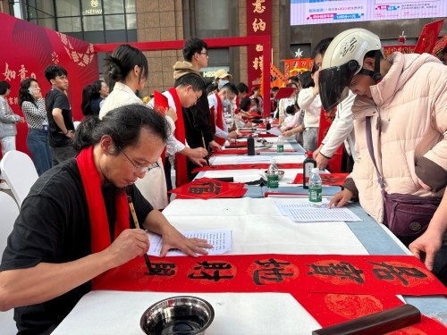 活動(dòng)現(xiàn)場(chǎng)贈(zèng)送春聯(lián)和福字。人民網(wǎng) 陳葉欣攝