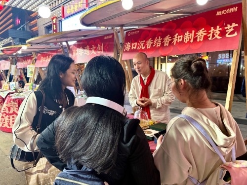 魏希望在非遺集市上介紹沉香。人民網(wǎng) 陳葉欣攝