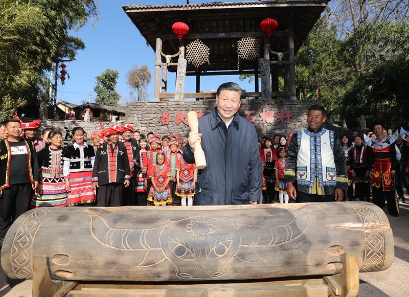 2020年1月19日，習(xí)近平總書記在云南省騰沖市清水鄉(xiāng)三家村中寨司莫拉佤族村廣場上，敲響三聲佤族木鼓，祝福來年風(fēng)調(diào)雨順、國泰民安。