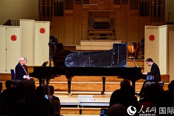 英國皇家音樂學(xué)院教授朱利安-雅格布森和旅英鋼琴家李勁峰演奏《黃河鋼琴協(xié)奏曲》。楊浩鵬攝
