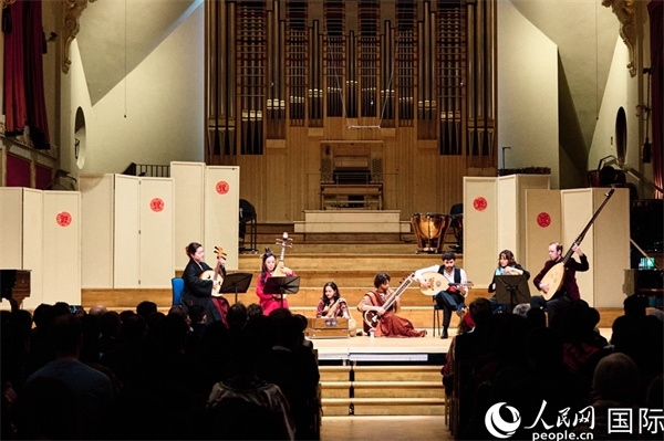 英國中樂團和倫敦魯特琴樂團演奏《絲綢之韻》。楊浩鵬攝