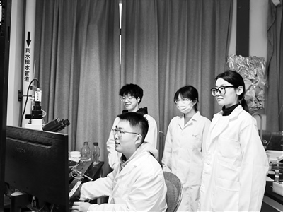 西安交通大學(xué)教授王昌河團(tuán)隊(duì)在進(jìn)行多巴胺分泌電化學(xué)檢測。受訪者供圖