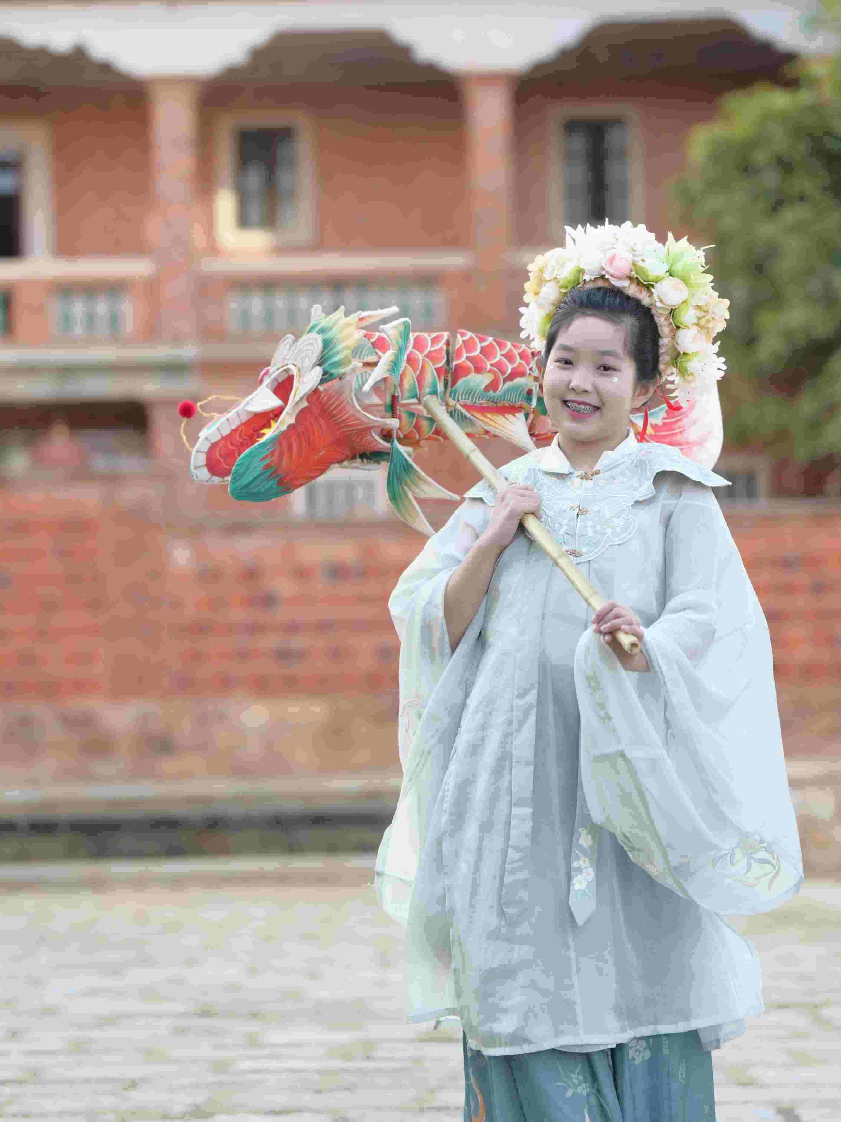 在泉州，沈女士為女兒拍下頭戴簪花的照片。受訪者供圖