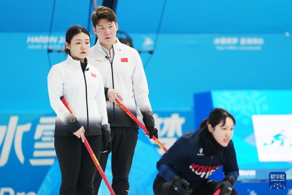 2月6日，中國隊選手王智宇（中）、韓雨（左）在比賽中。新華社記者 王松 攝