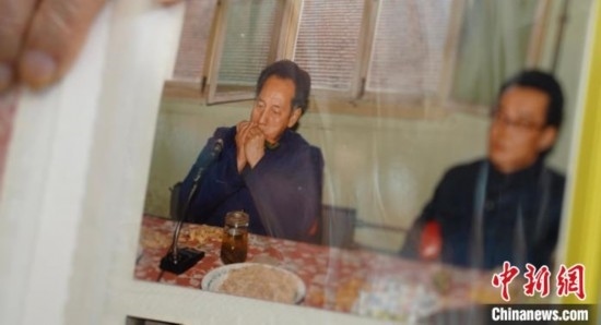 2月7日，劉潤(rùn)林展示1986年黃旭華(左)在同樂會(huì)上吹口琴的老照片。中新社記者 鄒浩 攝