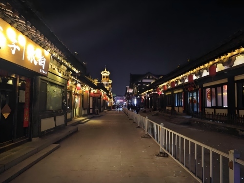 道歉公告發(fā)布后，夜晚10時的古城。人民網(wǎng)記者 黃鈺攝