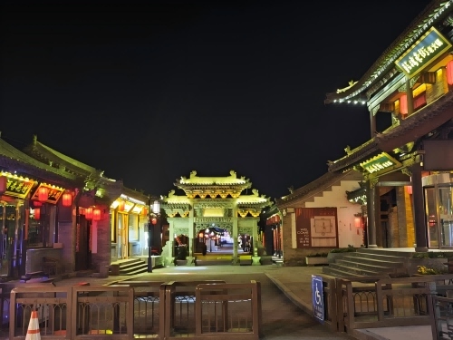 道歉公告發(fā)布后，凌晨5時的古城。人民網(wǎng)記者 黃鈺攝