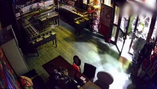 網(wǎng)傳“破門亮燈”畫面。網(wǎng)絡(luò)視頻截圖