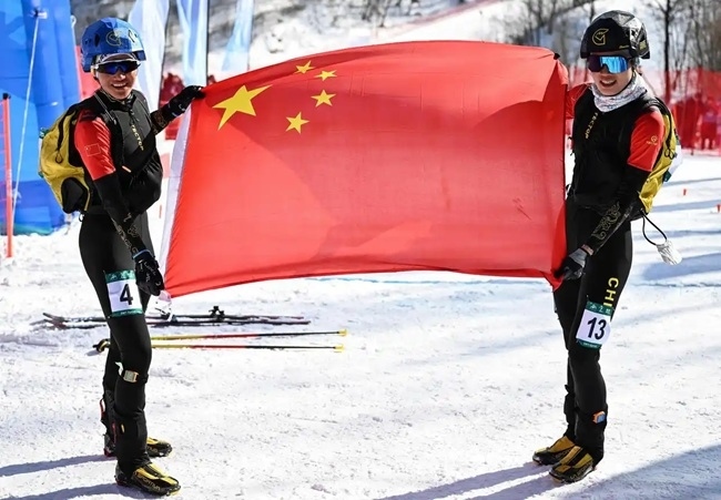 2月9日，中國隊(duì)選手次旦玉珍（左）與隊(duì)友于婧萱慶祝勝利。新華社記者 謝劍飛攝