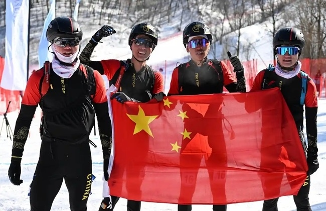 2月9日，包攬滑雪登山男子短距離前四名的中國隊(duì)選手賽后慶祝。新華社記者 謝劍飛攝