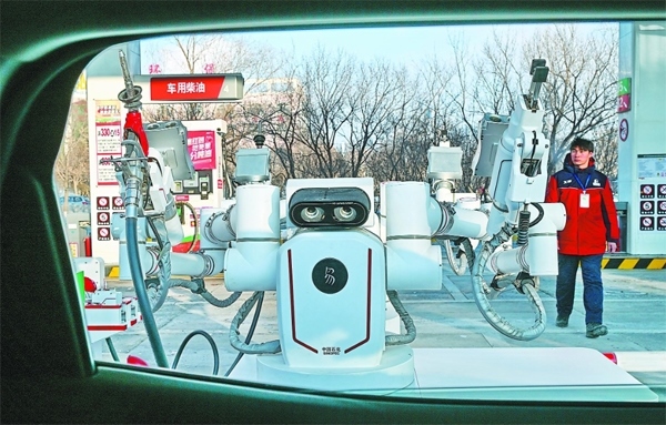 智能加油機(jī)器人在加能站工作。受訪者供圖