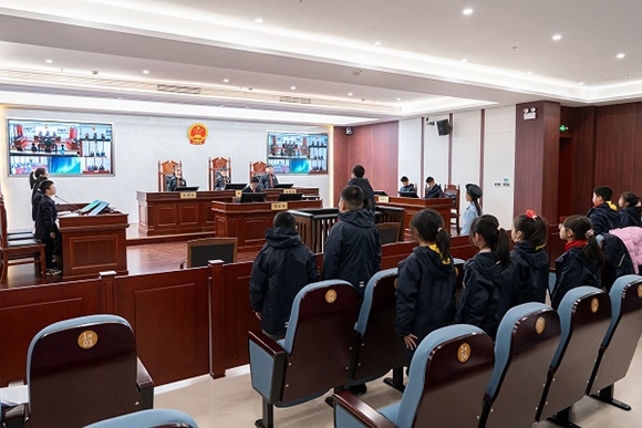 圖③：同學們開展模擬法庭活動。