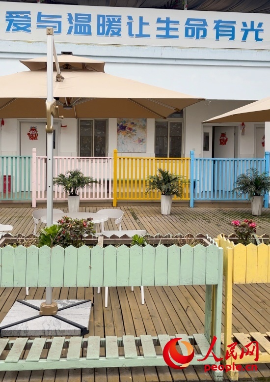 為讓“老小孩”住著開心，南泉鎮(zhèn)衛(wèi)生院設(shè)計(jì)成幼兒園風(fēng)格。人民網(wǎng) 陳葉欣攝