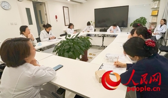 交班會(huì)上，海淀醫(yī)院安寧療護(hù)團(tuán)隊(duì)討論患者和家屬需求。人民網(wǎng)記者 金慧慧攝