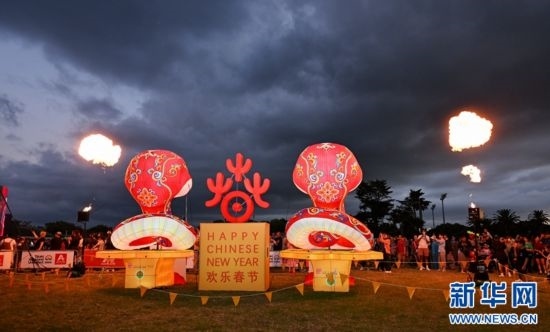圖為游客在2025年奧克蘭元宵燈節(jié)游覽。（圖片由奧克蘭中國文化中心提供）