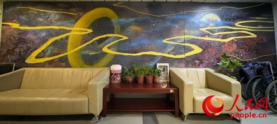 清華長庚醫(yī)院掛著一幅名為“生命長河”的畫，家屬將離世親人的名字寫在上面。人民網(wǎng) 陳葉欣攝