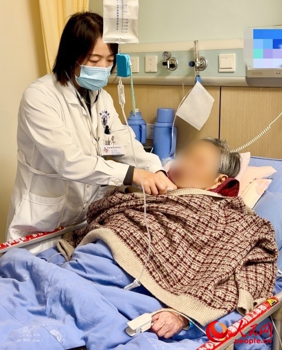 廖澤燕為張婆婆聽診。人民網(wǎng)記者 金慧慧攝