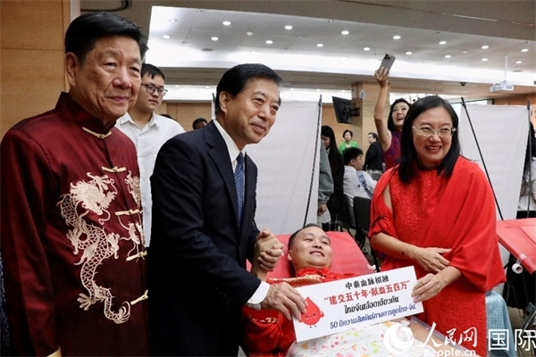 韓志強大使與獻血者代表合影。朱瀟逸攝