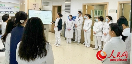 華西第四醫(yī)院姑息醫(yī)學(xué)科交班會上，護(hù)士介紹患者情況。人民網(wǎng)記者 金慧慧攝