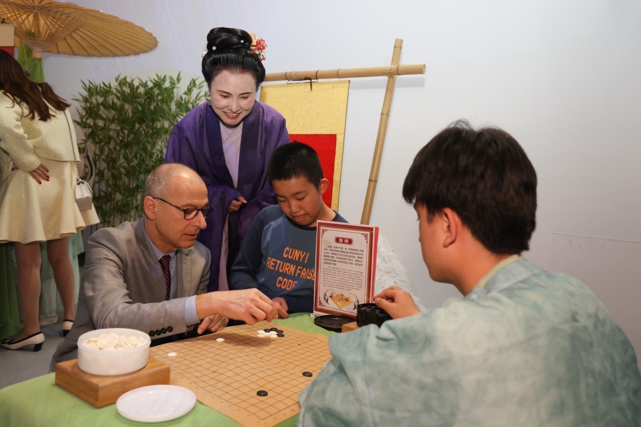 嘉賓體驗(yàn)圍棋對(duì)弈。人民網(wǎng)記者 任皓宇攝