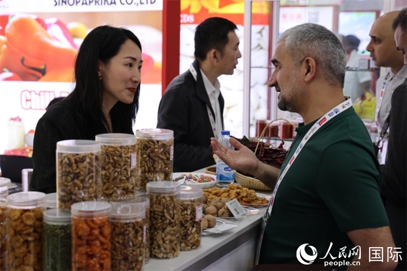 中外商家在第三十屆海灣食品展上交流。人民網(wǎng)記者 張志文攝