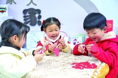 圖為孩子們?cè)诶蠋熤笇?dǎo)下制作蛇年主題剪紙。 新華社記者 徐昱攝
