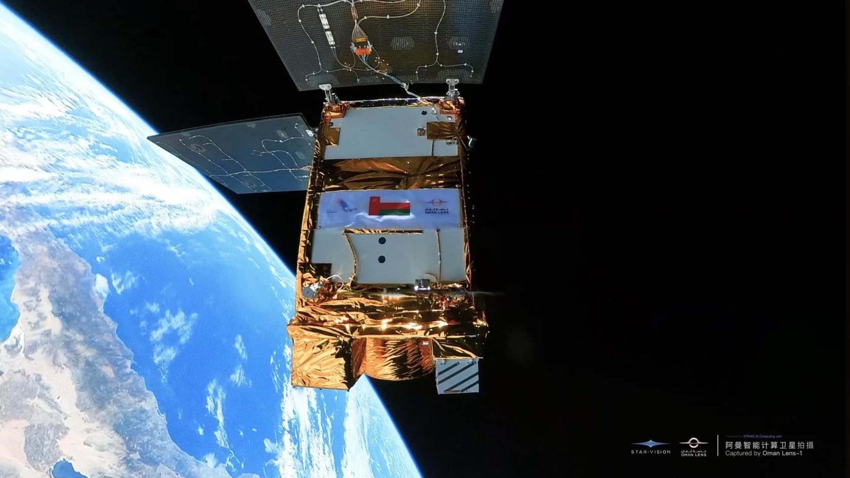 阿曼智能遙感衛(wèi)星一號(hào)近日在太空中自拍。阿曼蘭斯航天公司供圖