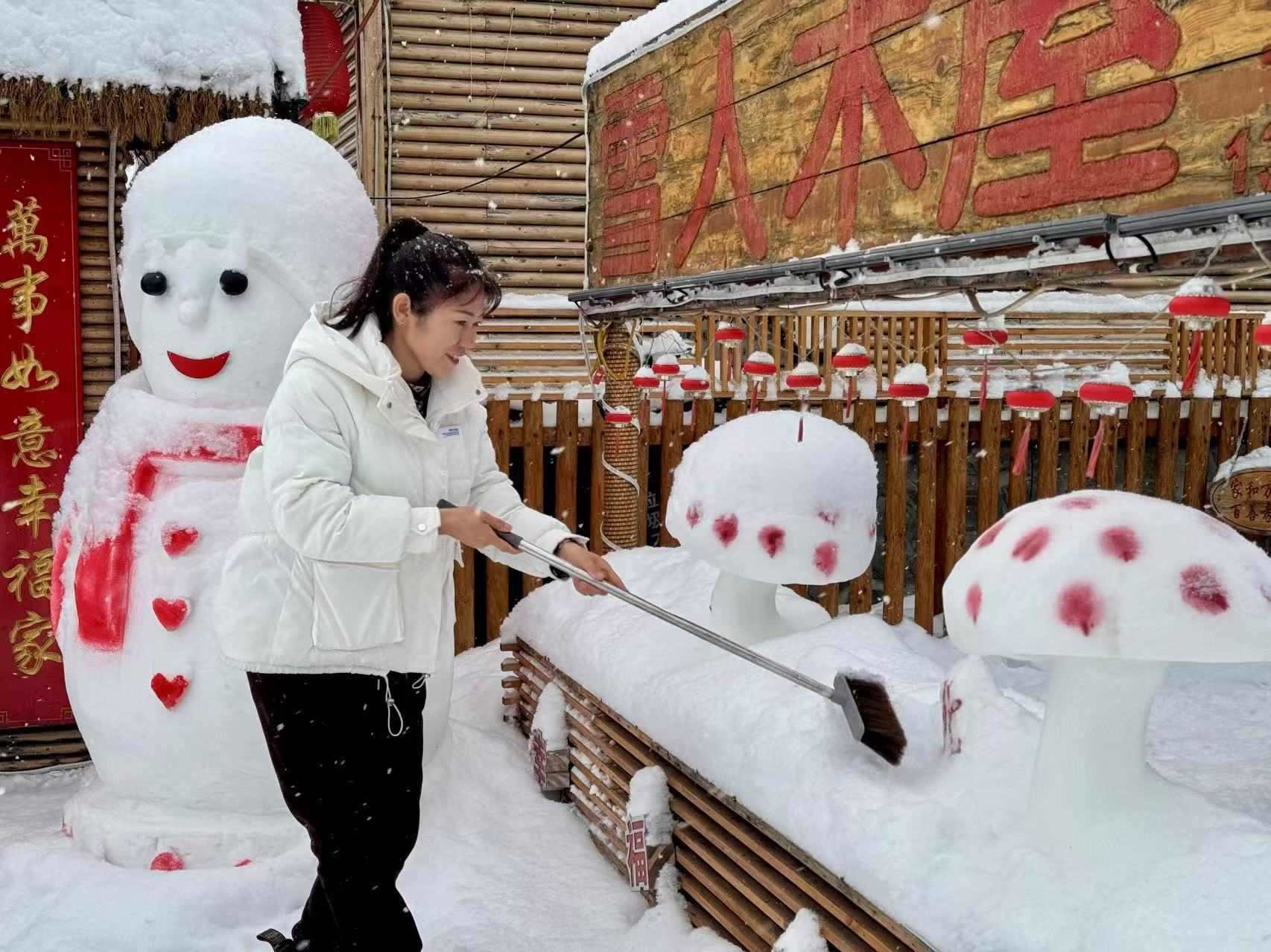 史瑞娟在整理民宿院里的冰雪雕塑（央廣網(wǎng)記者馬俊瑋 攝）