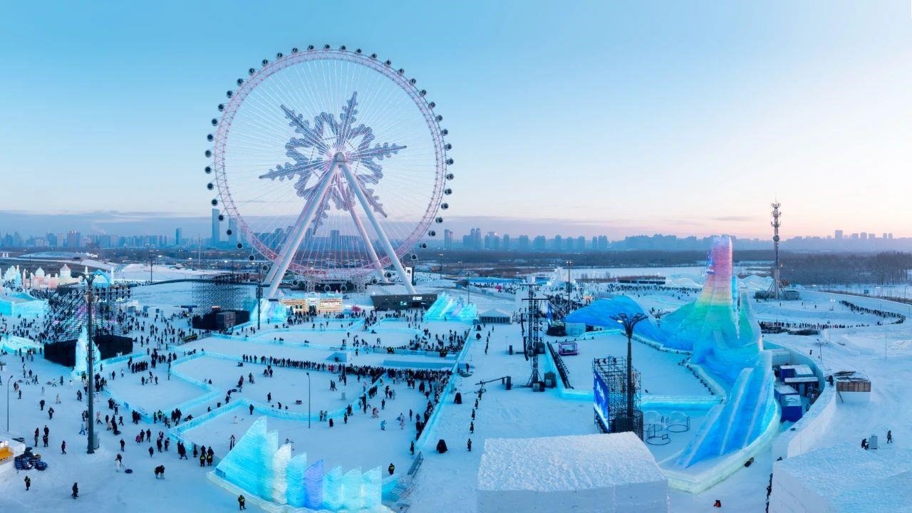 △哈爾濱冰雪大世界吸引游客前來(lái)打卡。