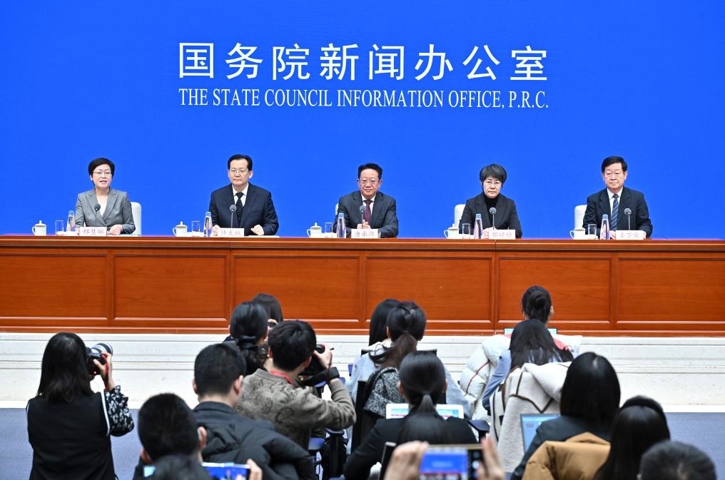 2月28日，國(guó)務(wù)院新聞辦公室在北京舉行國(guó)務(wù)院政策例行吹風(fēng)會(huì)，民政部副部長(zhǎng)唐承沛、財(cái)政部副部長(zhǎng)郭婷婷、自然資源部副部長(zhǎng)許大純、住房城鄉(xiāng)建設(shè)部副部長(zhǎng)姜萬(wàn)榮和國(guó)務(wù)院新聞辦公室新聞發(fā)言人介紹2024年國(guó)務(wù)院部門(mén)辦理全國(guó)人大代表建議和全國(guó)政協(xié)提案工作有關(guān)情況，并答記者問(wèn)。新華社記者 李鑫 攝