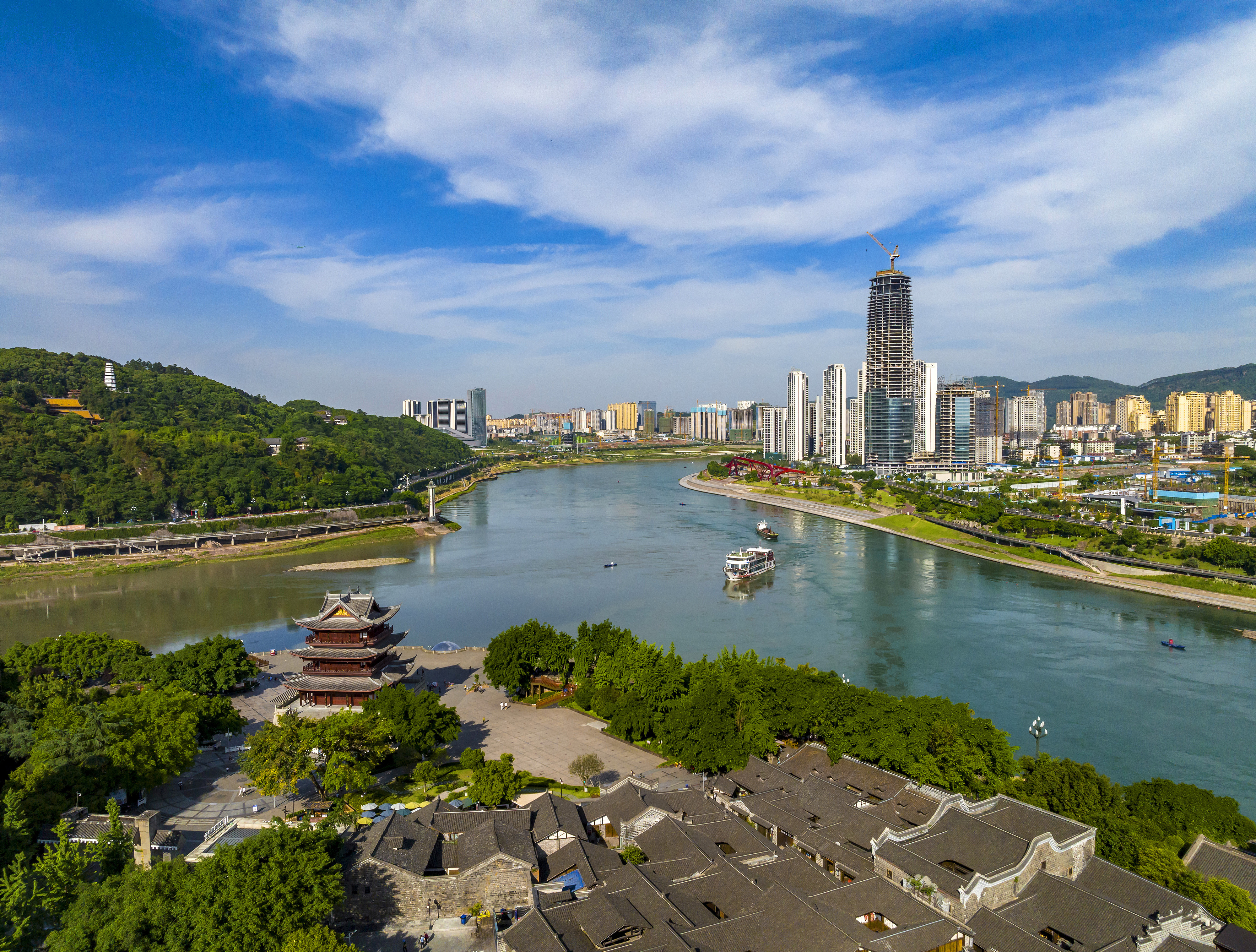 “長(zhǎng)江首城”四川宜賓，經(jīng)過(guò)長(zhǎng)江生態(tài)綜合治理后的三江交匯處風(fēng)光。