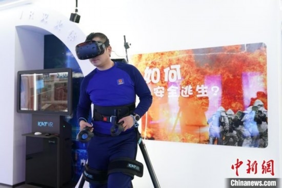 圖為消防員利用VR展示火災(zāi)如何逃生。中新社記者 趙宇航 攝