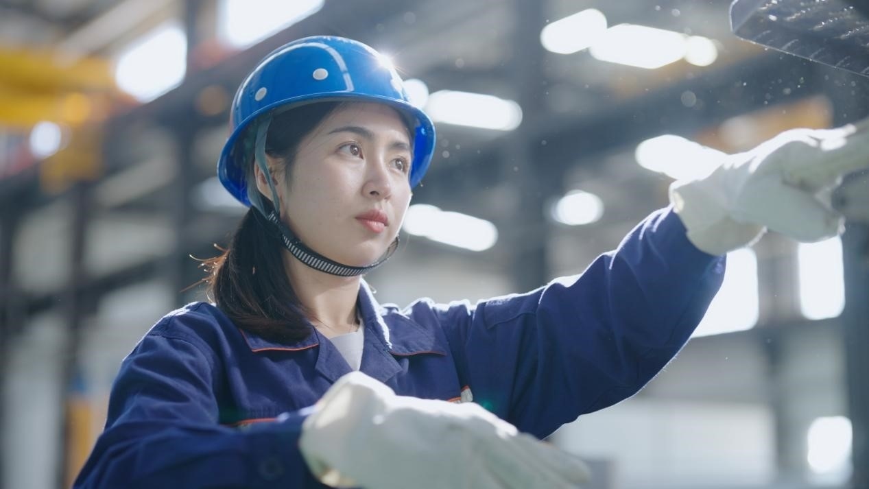 老中鐵路有限公司萬象運營管理中心機輛車間希達在工作中。老中鐵路有限公司供圖