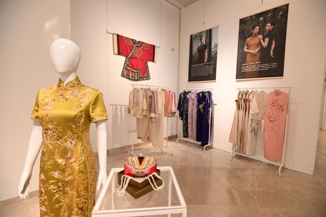 展覽現(xiàn)場展出各種款式的精美旗袍。新加坡中國文化中心供圖