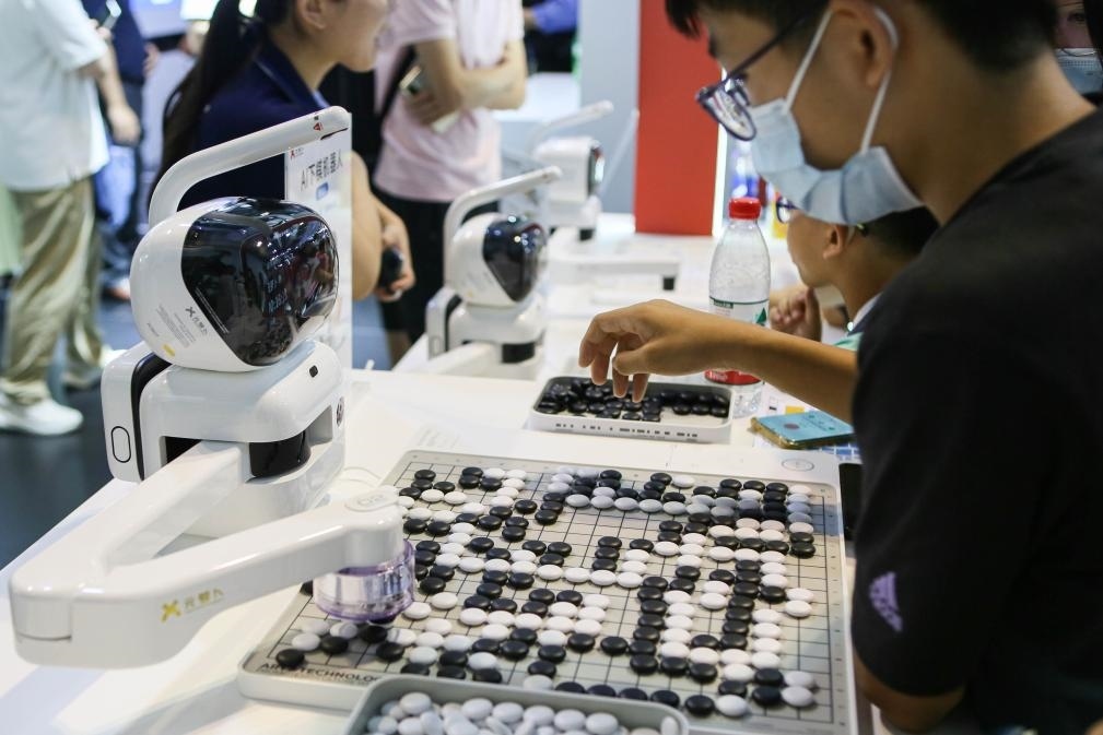 2023年7月7日，元蘿卜AI下棋機器人與觀眾對弈。2023年7月6日至8日，2023世界人工智能大會在上海舉行。新華社記者 辛夢晨 攝