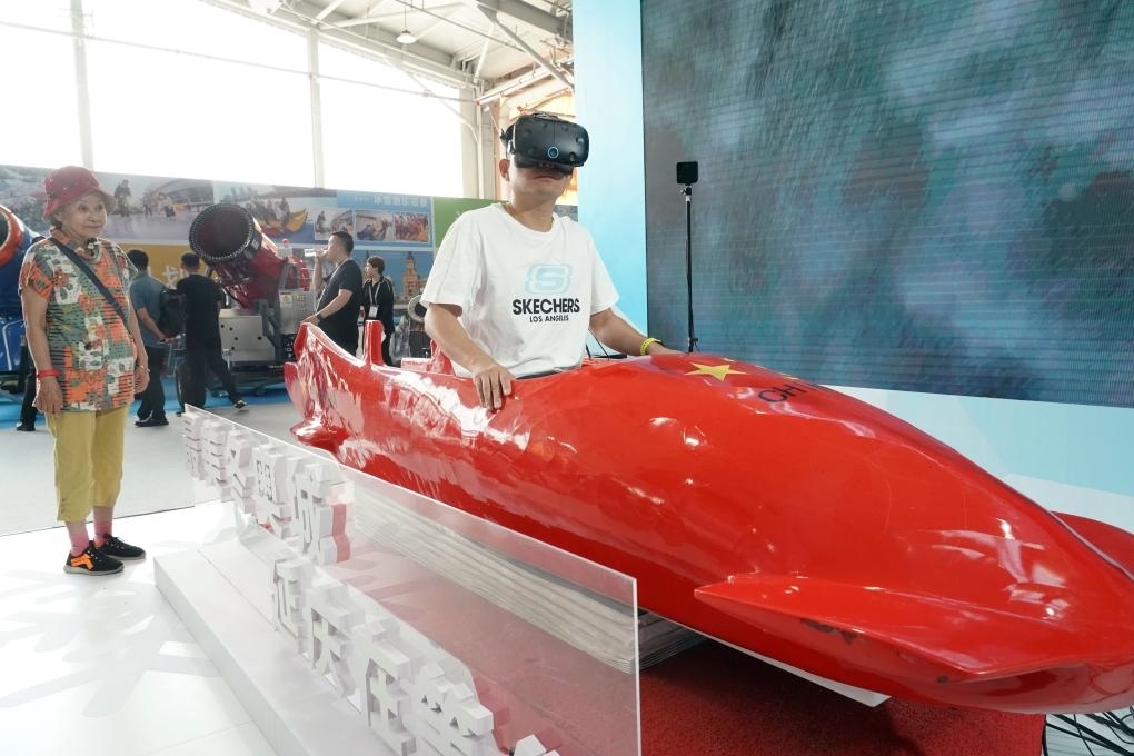 2023年9月15日，觀眾在2023國際冬季運動（北京）博覽會現(xiàn)場通過VR設(shè)備體驗雪車。新華社記者 任超 攝