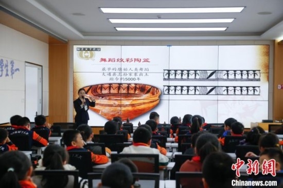 圖為學(xué)生在“國(guó)寶音樂會(huì)”社教課中了解舞蹈紋彩陶盆。中新社記者 馬銘言 攝