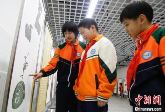 圖為學(xué)生了解出土于青海省西寧市大通回族土族自治縣的漢代鸞鳳銅熏爐蓋。中新社記者 馬銘言 攝
