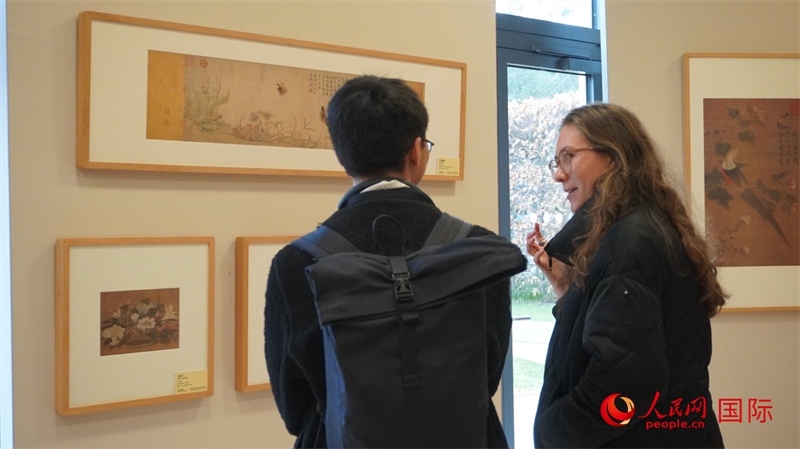 劍橋大學(xué)學(xué)者參觀宋畫(huà)特展。人民網(wǎng) 徐量攝