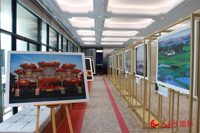 “遇見”攝影展現(xiàn)場。朱瀟逸攝