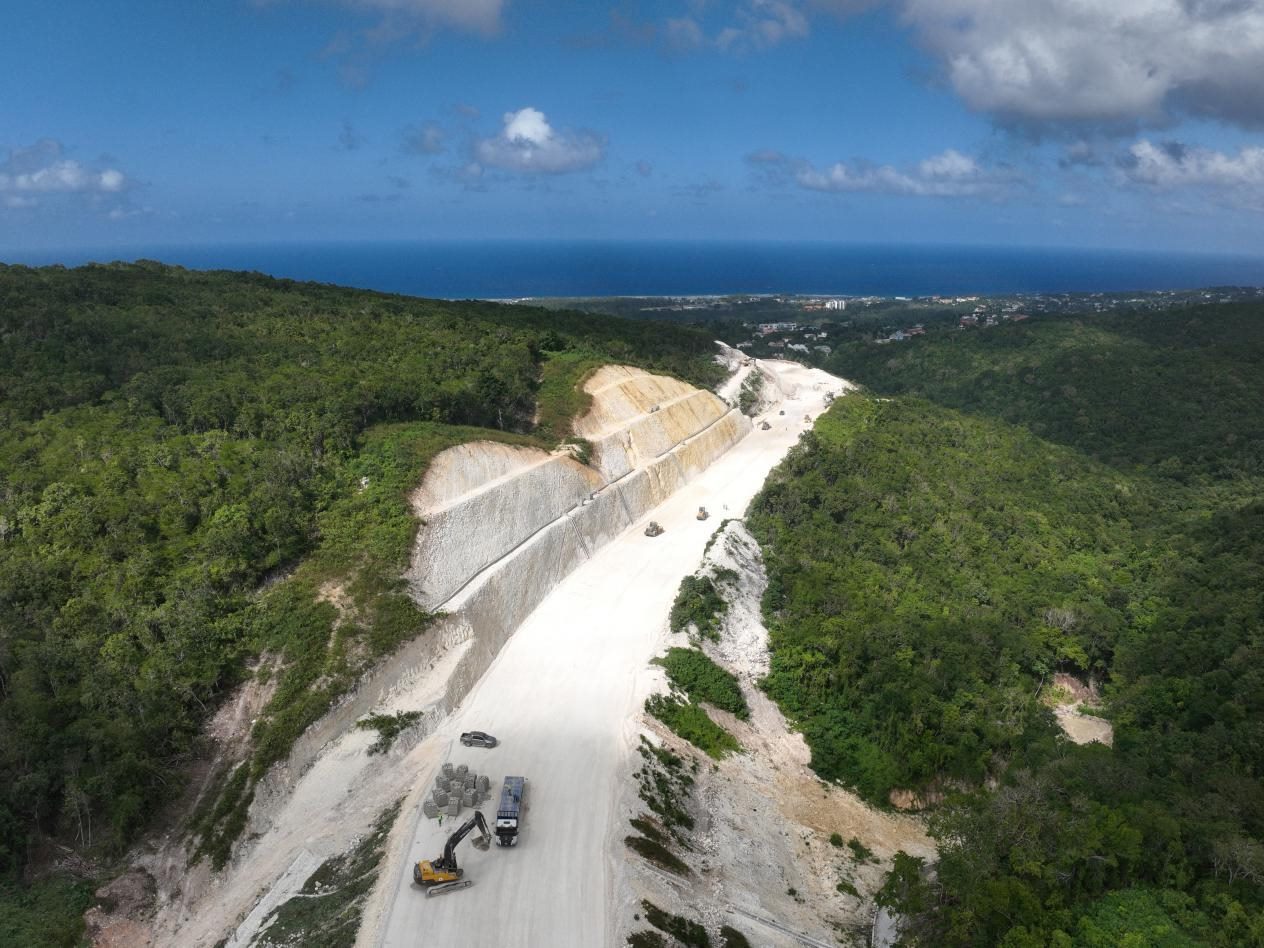 圖為中企承建的牙買加蒙特哥貝繞城路項目基層試驗段正在進(jìn)行攤鋪和碾壓施工，相關(guān)施工工作已于近日順利完成。中國港灣美洲區(qū)域公司供圖