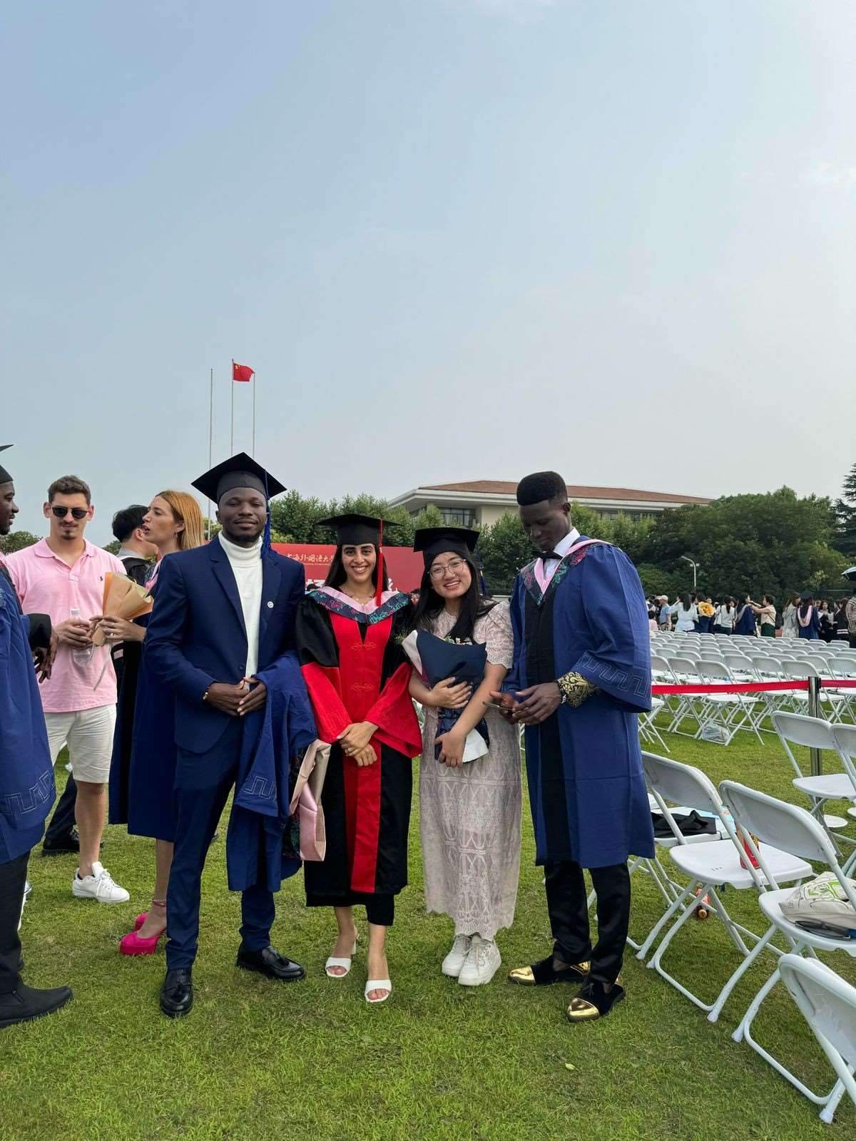 卡友琪（右三）在中國獲得學(xué)位后與同學(xué)合影。受訪者供圖