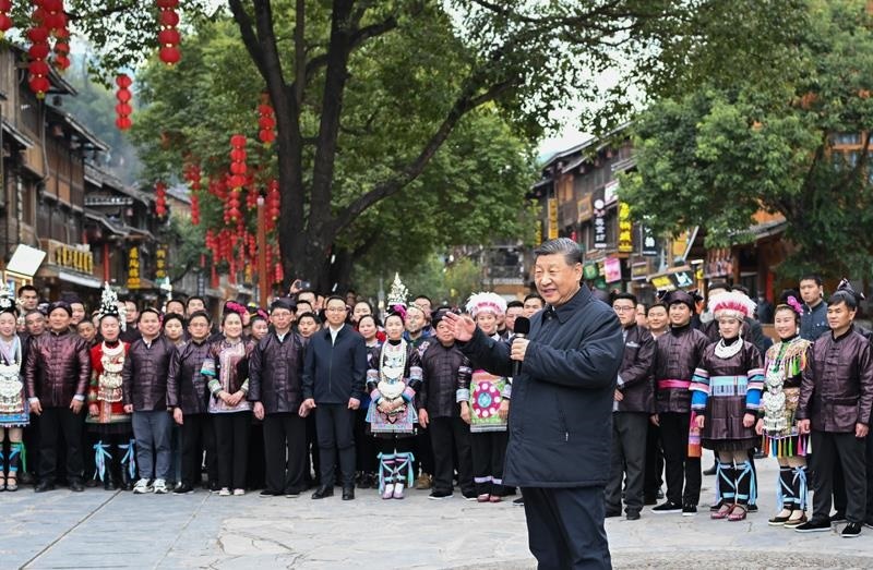 △今年3月17日，在貴州肇興侗寨考察時，習(xí)近平總書記同村民們親切交流。