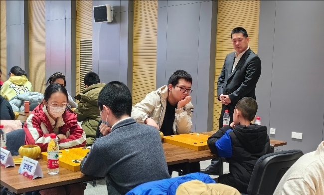 常昊觀戰(zhàn)年輕棋手們比賽。人民網(wǎng)記者 李乃妍攝