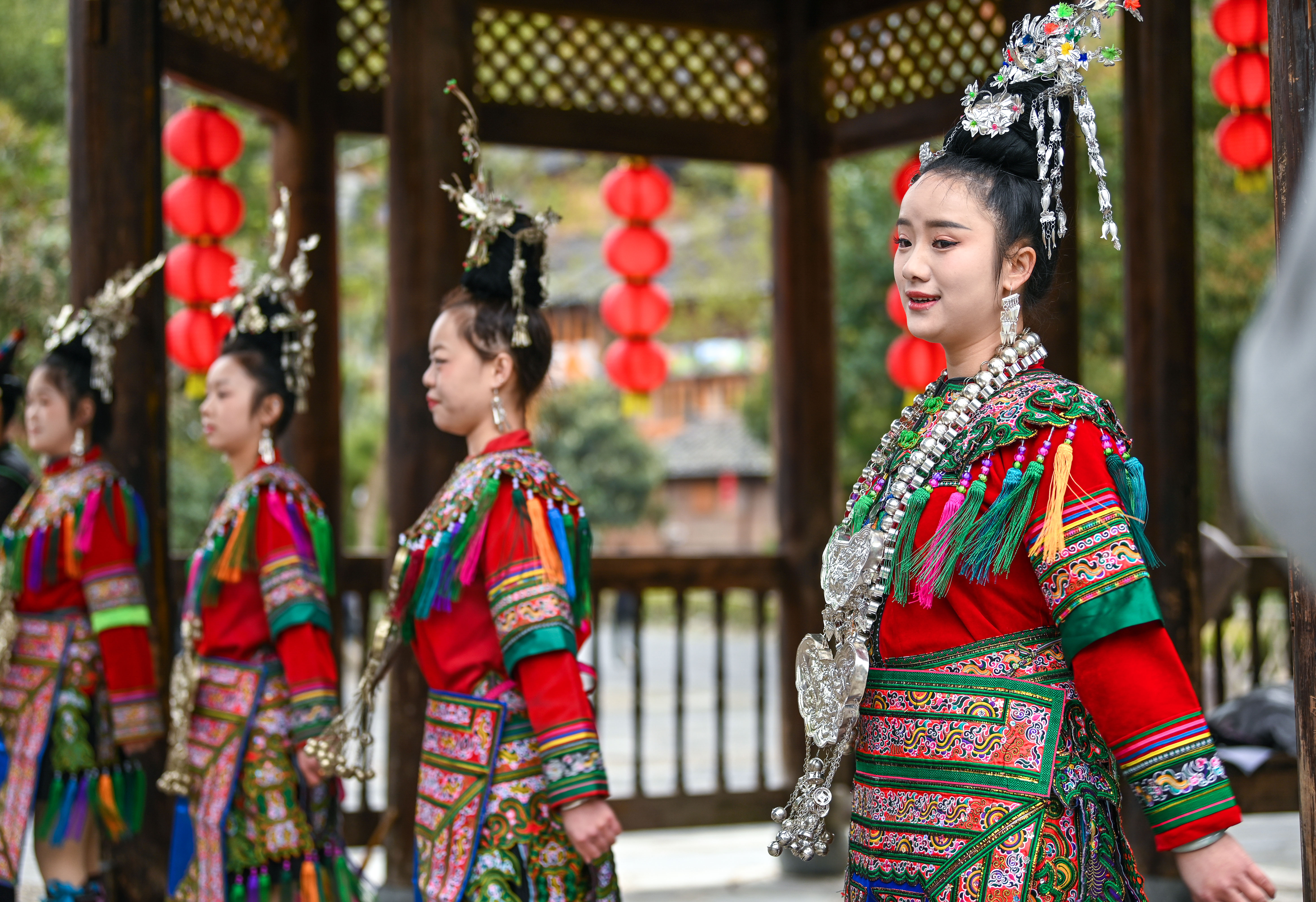  2025年3月18日，侗族群眾在貴州省黎平縣肇興侗寨給游客演唱侗族大歌。