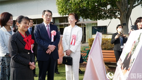 共同觀看女性成就圖片展。人民網(wǎng) 蔣曉辰攝
