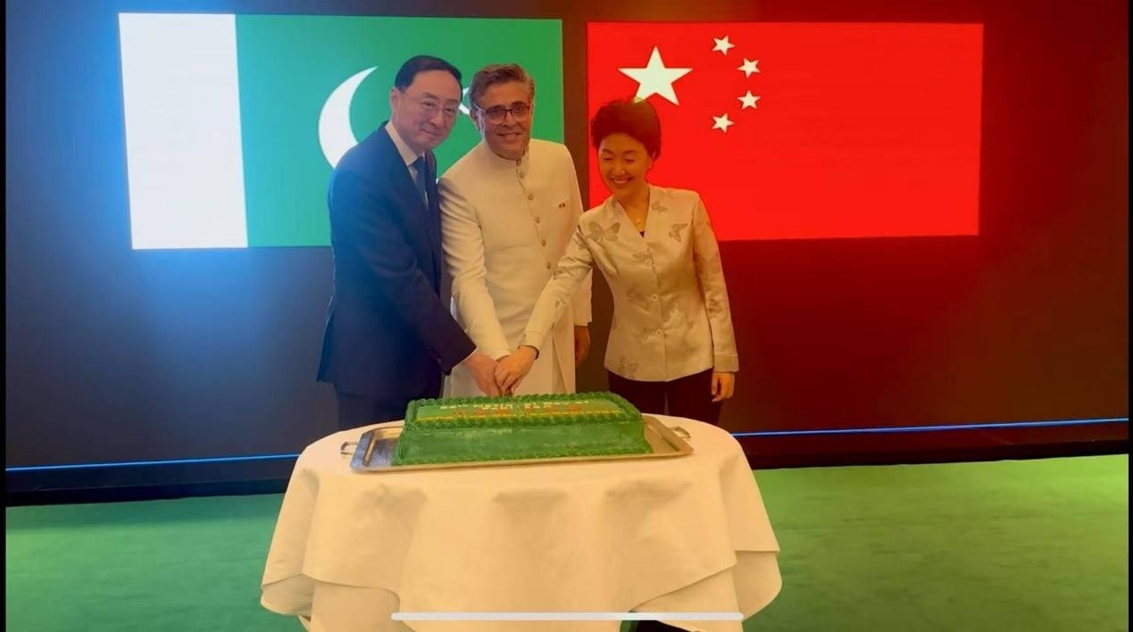外交部副部長孫衛(wèi)東（左）、巴基斯坦駐華大使卡里爾·哈什米（中）、中聯(lián)部副部長孫海燕（右）共切蛋糕。巴基斯坦駐華大使館供圖